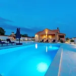 Jenny Zadarvillas *