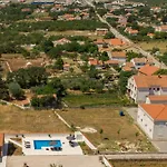 Jenny Zadarvillas *