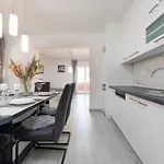 Jenny Zadarvillas *